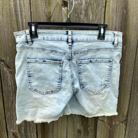Light Ripped Jeans Shorts - Picture 6 of 6
